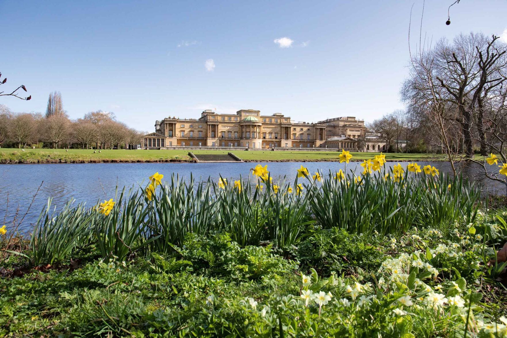 Queen opens Buckingham Palace gardens for picnics this summer